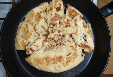 Фото шага рецепта Салат с яичным блинчиком свежим огурцом и копченым цыпленком 187420 шаг 4  