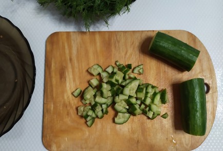 Фото шага рецепта Салат с яичным блинчиком свежим огурцом и копченым цыпленком 187420 шаг 6  