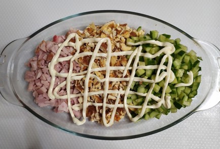 Фото шага рецепта Салат с яичным блинчиком свежим огурцом и копченым цыпленком 187420 шаг 9  