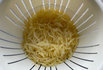 Фото шага рецепта Салат с языком и картофелем пай 174145 шаг 7  