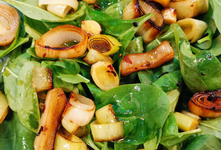 Фото шага рецепта Салат с запеченным камамбером и черной икрой 151709 шаг 10  