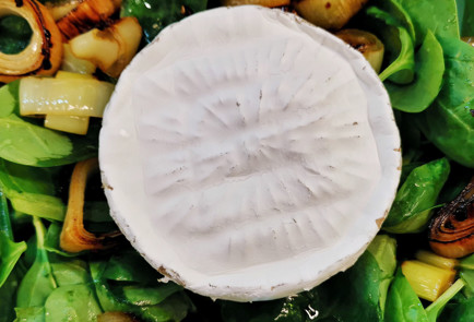 Фото шага рецепта Салат с запеченным камамбером и черной икрой 151709 шаг 11  