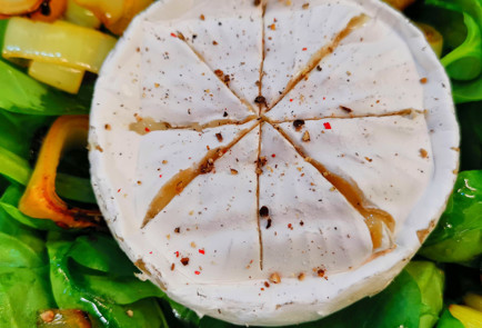 Фото шага рецепта Салат с запеченным камамбером и черной икрой 151709 шаг 12  