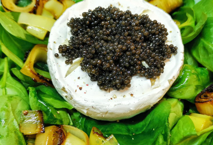 Фото шага рецепта Салат с запеченным камамбером и черной икрой 151709 шаг 13  
