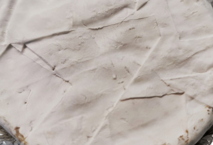 Фото шага рецепта Салат с запеченным камамбером и черной икрой 151709 шаг 2  