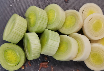 Фото шага рецепта Салат с запеченным камамбером и черной икрой 151709 шаг 3  