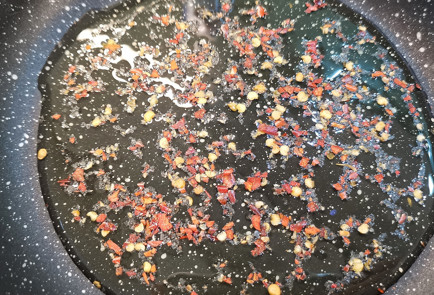 Фото шага рецепта Салат с запеченным камамбером и черной икрой 151709 шаг 4  