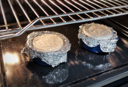 Фото шага рецепта Салат с запеченным камамбером и черной икрой 151709 шаг 6  