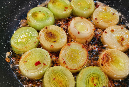 Фото шага рецепта Салат с запеченным камамбером и черной икрой 151709 шаг 7  