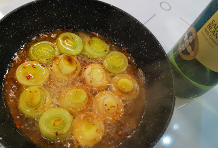 Фото шага рецепта Салат с запеченным камамбером и черной икрой 151709 шаг 8  