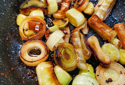 Фото шага рецепта Салат с запеченным камамбером и черной икрой 151709 шаг 9  