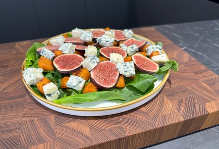 Фото шага рецепта Салат с запеченной тыквой голубым сыром и инжиром 190570 шаг 3  