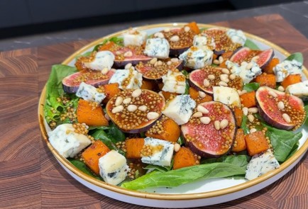 Фото шага рецепта Салат с запеченной тыквой голубым сыром и инжиром 190570 шаг 4  