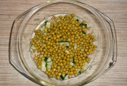 Фото шага рецепта Салат с зеленым горохом и курицей 152120 шаг 3  