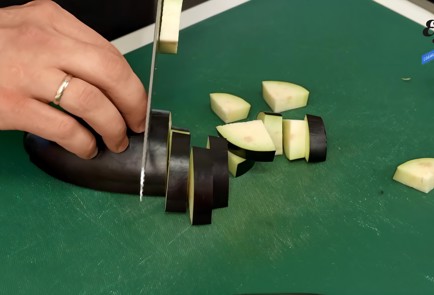 Фото шага рецепта Салат с жареным баклажаном и перцем 92266 шаг 2  