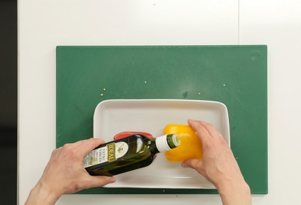 Фото шага рецепта Салат с жареным халуми сладким перцем и маслинами 93026 шаг 1  