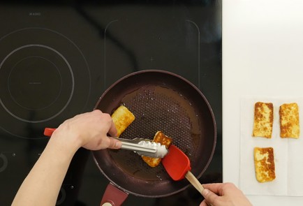 Фото шага рецепта Салат с жареным халуми сладким перцем и маслинами 93026 шаг 2  