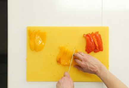 Фото шага рецепта Салат с жареным халуми сладким перцем и маслинами 93026 шаг 3  