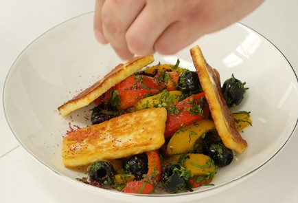 Фото шага рецепта Салат с жареным халуми сладким перцем и маслинами 93026 шаг 5  