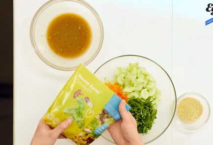 Фото шага рецепта Салат с жареным тофу и кунжутом 92166 шаг 4  