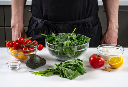 Фото шага рецепта Салат со шпинатом и страчателлой 191682 шаг 1  