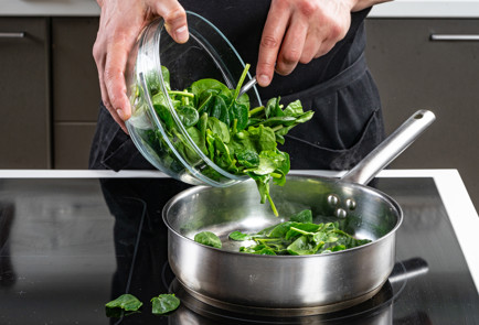 Фото шага рецепта Салат со шпинатом и страчателлой 191682 шаг 7  