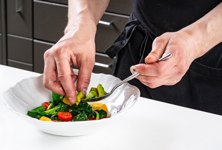 Фото шага рецепта Салат со шпинатом и страчателлой 191682 шаг 8  