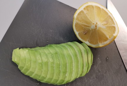 Фото шага рецепта Салат со слабосоленой семгой 175662 шаг 3  