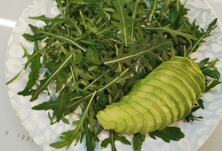 Фото шага рецепта Салат со слабосоленой семгой 175662 шаг 5  