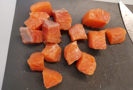 Фото шага рецепта Салат со слабосоленой семгой 175662 шаг 6  