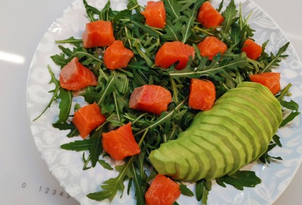 Фото шага рецепта Салат со слабосоленой семгой 175662 шаг 7  