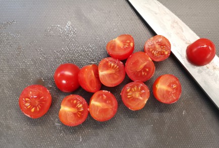 Фото шага рецепта Салат со слабосоленой семгой 175662 шаг 8  