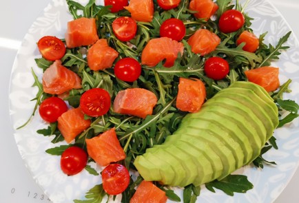 Фото шага рецепта Салат со слабосоленой семгой 175662 шаг 9  