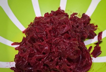 Фото шага рецепта Салат из свеклы со сливами и яблоками 190630 шаг 6  