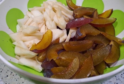 Фото шага рецепта Салат из свеклы со сливами и яблоками 190630 шаг 7  