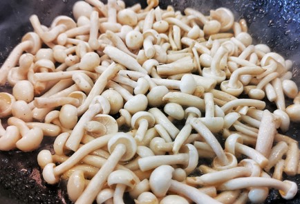 Фото шага рецепта Салат в нежном соусе из грибов шимеджи 151364 шаг 18  