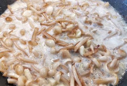 Фото шага рецепта Салат в нежном соусе из грибов шимеджи 151364 шаг 21  