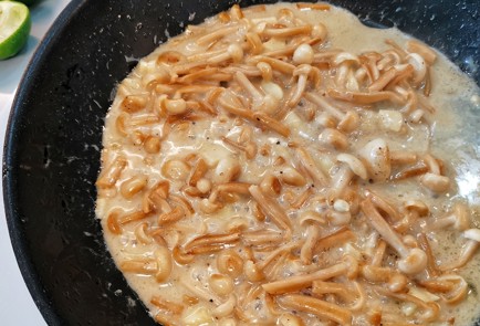 Фото шага рецепта Салат в нежном соусе из грибов шимеджи 151364 шаг 23  