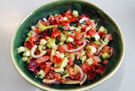 Фото шага рецепта Салат весенний 189215 шаг 10  