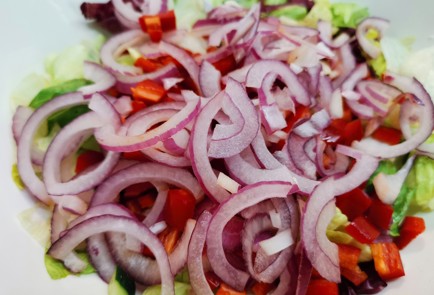 Фото шага рецепта Салат весенний 189215 шаг 5  