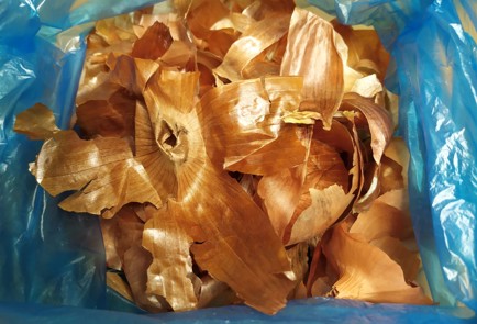 Фото шага рецепта Сало в луковой шелухе и специях 188856 шаг 1  