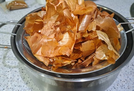 Фото шага рецепта Сало варенное в луковой шелухе 188252 шаг 2