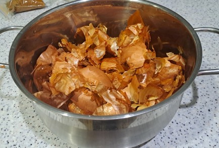 Фото шага рецепта Сало варенное в луковой шелухе 188252 шаг 3