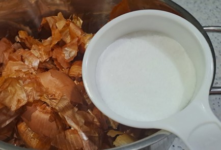 Фото шага рецепта Сало варенное в луковой шелухе 188252 шаг 4