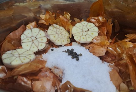 Фото шага рецепта Сало варенное в луковой шелухе 188252 шаг 5