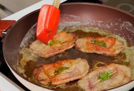 Фото шага рецепта Телятина сальтимбокка 49597 шаг 5  