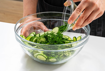 Фото шага рецепта Самые быстрые малосольные огурцы 189600 шаг 4