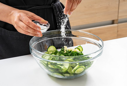 Фото шага рецепта Самые быстрые малосольные огурцы 189600 шаг 6