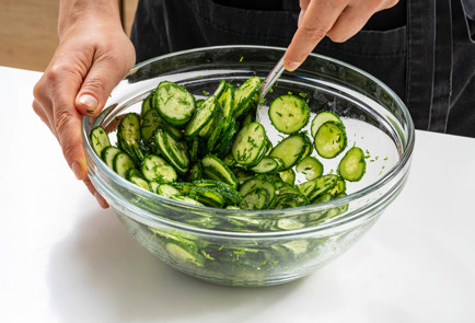 Фото шага рецепта Самые быстрые малосольные огурцы 189600 шаг 8