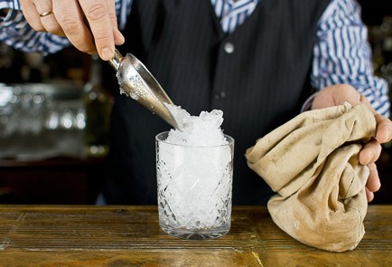 Фото шага рецепта Сазерак 35380 шаг 1  